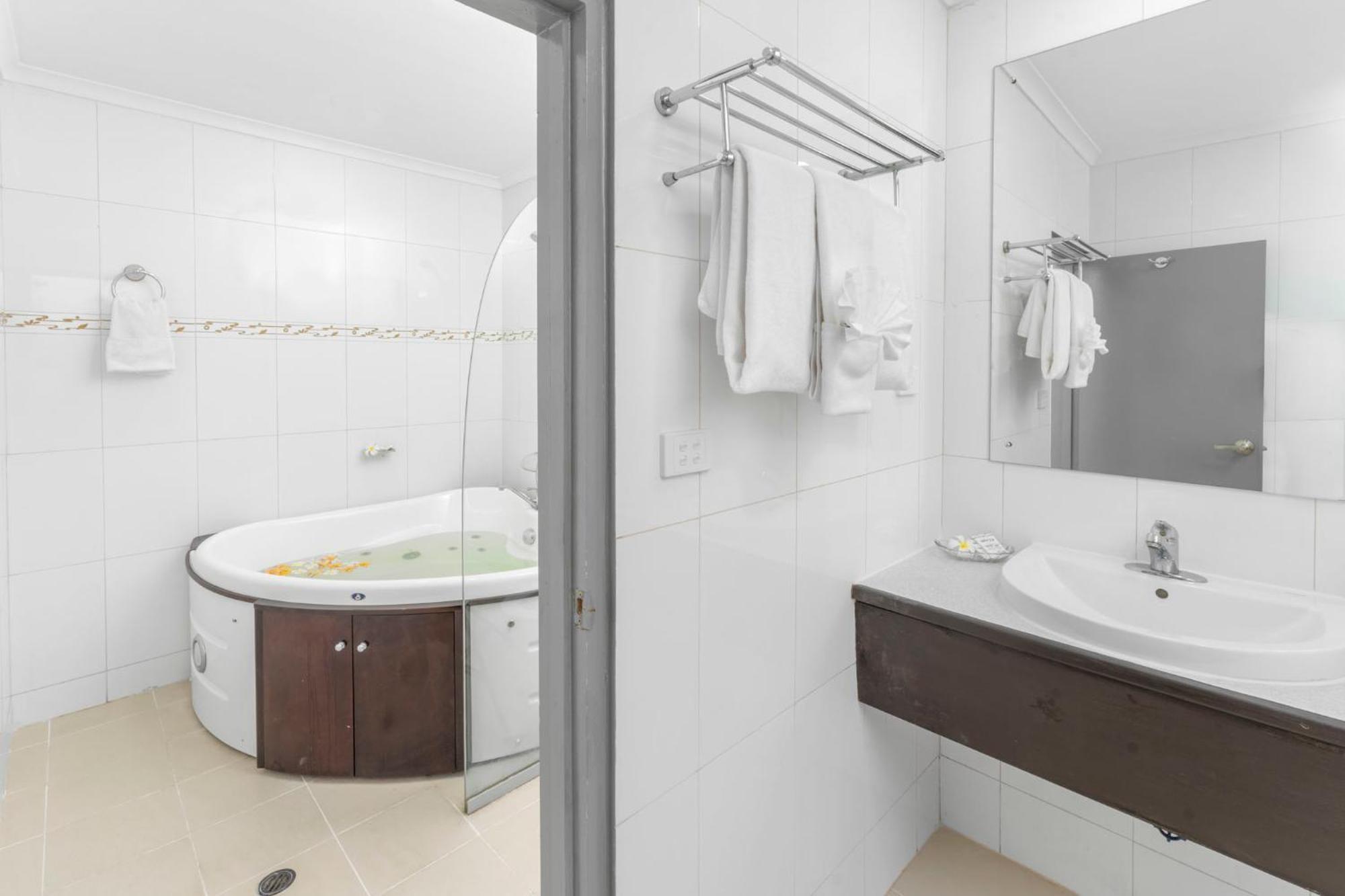 Trans International Hotel Нади Екстериор снимка